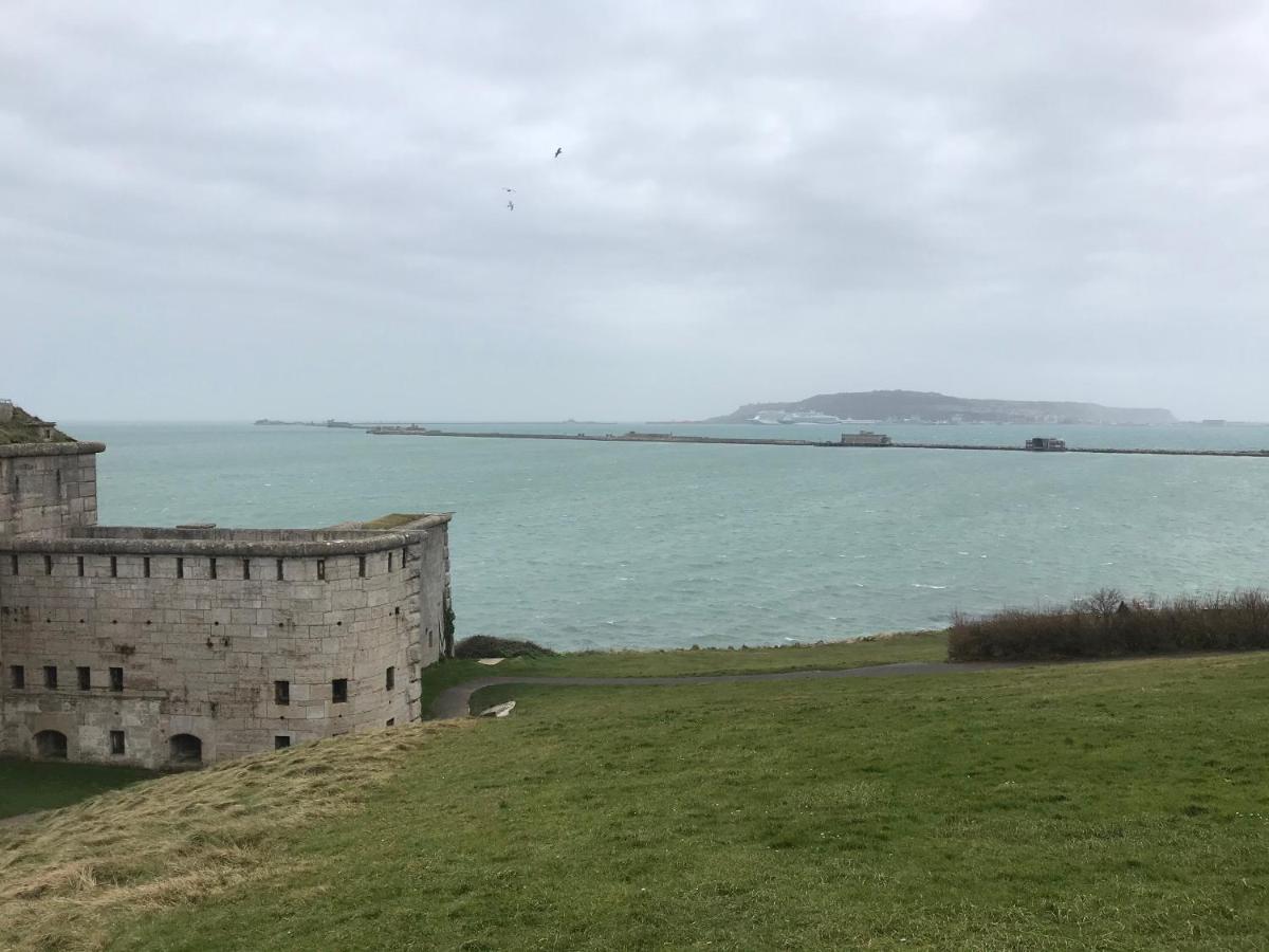A Stones Throw To The Beach :-) Weymouth Bagian luar foto